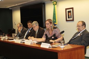 Mesa que compôs audiência pública sobre o projeto de lei
